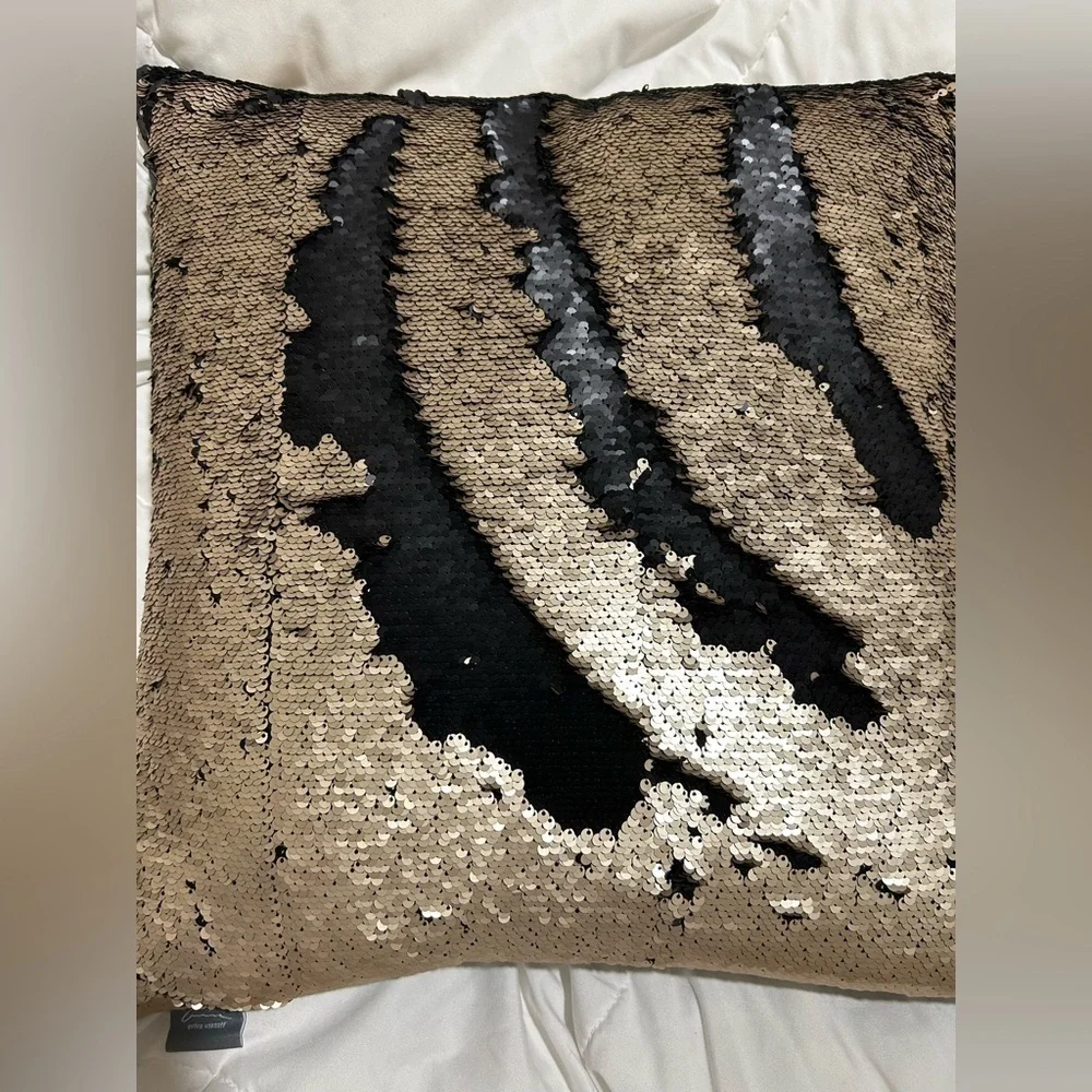 NWOT Aviva Stanoff Mermaid Sequined Black & Champagne Gold Down Pillow 20x 20